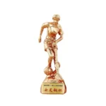Eine goldene Trophäe mit der Figur eines Fußballspielers, die sportliche Leistungen und hervorragende Leistungen im Fußball symbolisiert.