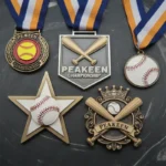 Colección de medallas con pelotas de béisbol, bates y diverso material deportivo ordenados.