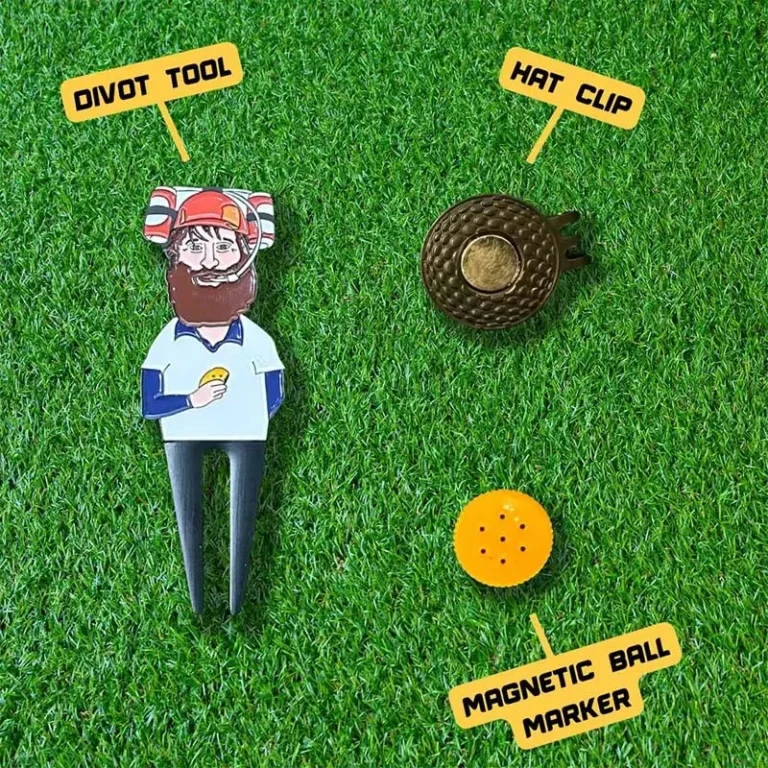 Ein Golfballmarker, der einen Mann mit Hut und einen Golfball zeigt, begleitet von einem Golf-Divot-Tool.