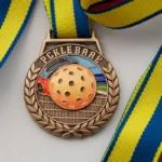 Una medaglia con il disegno di una pallina da tennis, simbolo dei risultati ottenuti negli sport di pickleball.