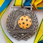 Una medaglia con il disegno del pickleball, che simboleggia i risultati ottenuti nello sport del pickleball.