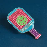 Una spilla da pickleball con la parola "pickleball" in evidenza sulla sua superficie.