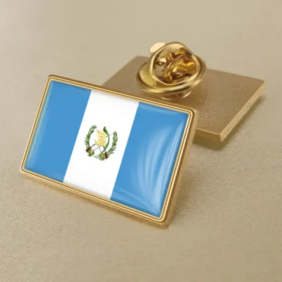 Pin de oro con la bandera de Guatemala, ideal para la distribución al por mayor y exhibiciones patrióticas.
