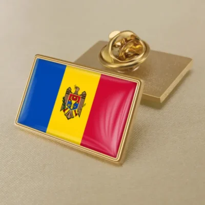 Pin de solapa de la bandera de Moldavia con colores vibrantes, ideal para la distribución al por mayor y exhibiciones patrióticas.