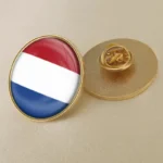 オランダ国旗をモチーフにしたゴールドとブルーのピンバッジ。