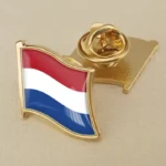 オランダ国旗をモチーフにしたゴールドとブルーのピンバッジ。
