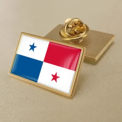 Pin dorado con la bandera de Panamá, ideal para la distribución al por mayor y las exhibiciones patrióticas.