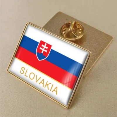 Pin con la bandera de Eslovaquia en un lugar destacado, ideal para la distribución al por mayor y accesorios patrióticos.
