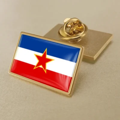 Un pin con la bandera de Serbia, ideal para colecciones al por mayor de pins con la bandera de Yugoslavia.