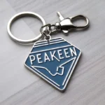 Individueller Hotelschlüsselanhänger mit dem Wort "peakeen" in stilvollem Design, perfekt für Gäste und Sammler gleichermaßen.