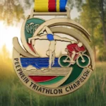 Individuelle Triathlon-Medaille mit blauem Band als Symbol für Leistung und sportliche Höchstleistungen.