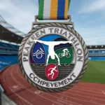 Individuelle Triathlon-Medaille mit blauem Band als Symbol für Leistung und sportliche Höchstleistungen.