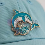 Eine individuelle Delfin-Anstecknadel ruht auf einem aufgeschlagenen Buch und symbolisiert die Liebe zum Meeresleben und zur Literatur.