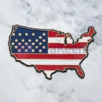 Die Flagge der USA auf einem marmornen Hintergrund, dargestellt auf einem Kühlschrankmagneten.