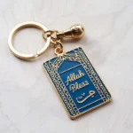 Un porte-clés artistique affichant "Allah bless" représentant la reconnaissance et la dévotion dans un design élégant.
