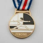 Individuelle Fechtmedaille mit dem Wort "Fechten" auf der Oberfläche.