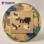 Ein goldenes und schwarzes Spielbrett im chinesischen Stil mit individuell gestalteten Go-Spiel-Medaillen, die ein komplexes Design und Eleganz ausstrahlen.