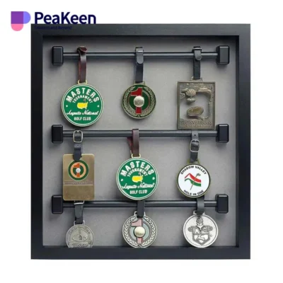 Una vitrina con varias medallas y etiquetas para bolsas de golf, que destacan los logros en el deporte.