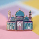 Eine farbenfrohe Emaille-Anstecknadel, die eine Moschee als Symbol für Glauben und Kultur darstellt. Ideal für den persönlichen Gebrauch oder als Geschenk. Benutzerdefinierte Moschee Pin.