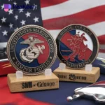 Une collection de pièces de collection de l'USMC exposées ensemble, mettant en valeur leurs dessins uniques et leur importance militaire.