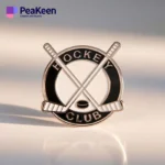 Eine Anstecknadel des Hockeyclubs mit zwei gekreuzten Schlägern, die Teamwork und den Geist des Spiels symbolisieren.