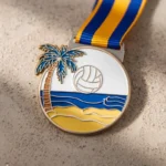 Medaille mit einem Volleyball und einer Palme, die den Erfolg im Beachvolleyball symbolisiert.