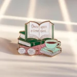 Emaille-Anstecknadel mit dem Schriftzug "Once Upon a Time", entworfen für Buchliebhaber von Bookish Pins.