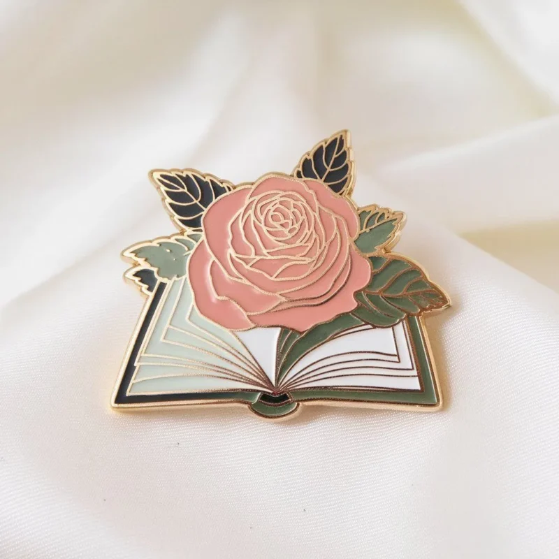 Eine mit Rosen geschmückte Anstecknadel, die auf einem aufgeschlagenen Buch platziert ist, unterstreicht die Verbindung von floraler Schönheit und literarischer Wertschätzung.
