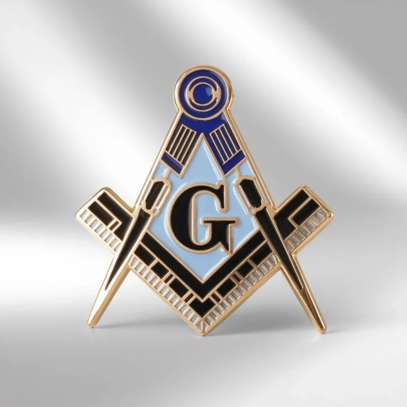 Un pin masónico adornado con un diseño azul y blanco, que refleja la herencia y el simbolismo de la organización.