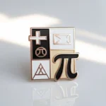Eine Anstecknadel mit dem Pi-Symbol, das für Mathematik und mathematische Accessoires steht.
