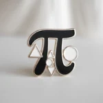Eine farbenfrohe Emaille-Anstecknadel mit dem Pi-Symbol, perfekt für Mathe-Liebhaber und Sammler.