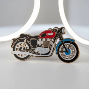Eine Motorrad-Anstecknadel auf weißem Hintergrund, die ihr detailliertes Design und ihre leuchtenden Farben zur Geltung bringt.