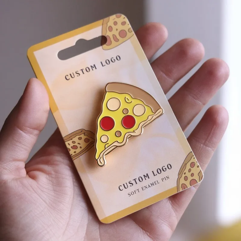 Eine Hand mit einer leuchtenden Pizzanadel, die einen spielerischen Gegenstand für Pizzaliebhaber hervorhebt.