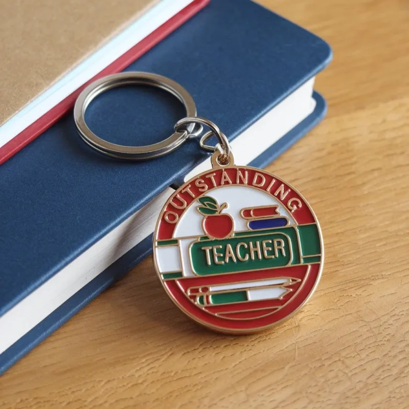 Ein Schlüsselanhänger mit dem Namen eines Lehrers, der als Geschenk für Pädagogen gedacht ist.