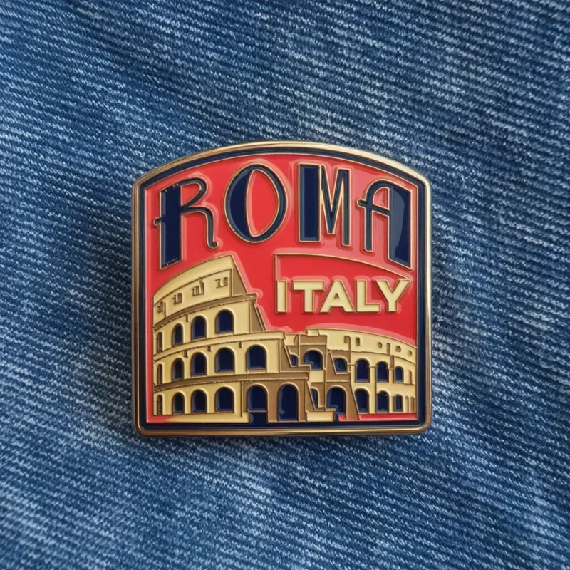 Eine Anstecknadel mit der Aufschrift "Roma Italy", die für die Stadt Rom steht.