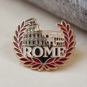 Stilvolle Emaille-Anstecknadel mit dem Wort "Rom", das die Schönheit und den Reiz der italienischen Hauptstadt repräsentiert.