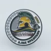 Eine Metallmünze mit dem Logo eines Baseballteams, die als Anstecknadel mit Firmenlogo gestaltet ist.