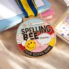 Individuell gestaltete Medaille für Rechtschreibwettbewerbe mit individuellem Design, die für hervorragende Leistungen in Rechtschreibwettbewerben verliehen wird.
