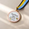 Eine glänzende Goldmedaille mit der Aufschrift "Spelling Bee Champion", die für hervorragende Leistungen bei einem Buchstabierwettbewerb verliehen wird.