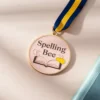 Nahaufnahme einer Medaille für einen Buchstabierwettbewerb, die die glänzende Oberfläche und die komplizierten Details zeigt, die den Erfolg im Buchstabieren symbolisieren.