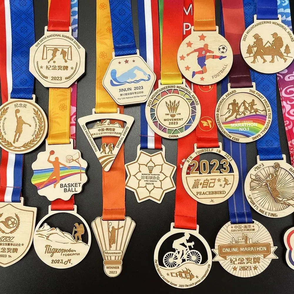 Eine Sammlung von hölzernen Rennmedaillen, die ordentlich auf einem Tisch ausgestellt sind und verschiedene Designs und Farben zeigen.